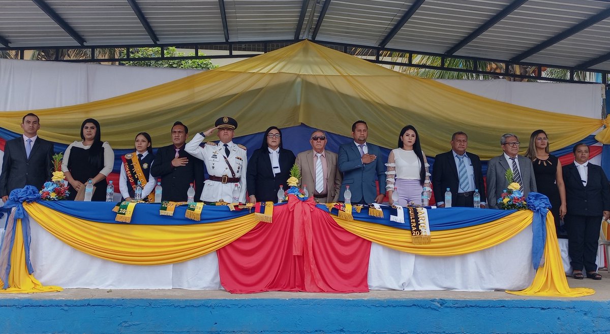 ByronAToledoC's tweet photo. #Distrito07D06Educación Estudiantes del Colegio de Bachillerato Demetrio Aguilera Malta rinden homenaje en el #DíaDeLaBanderaEc, 100 Jóvenes realizaron el acto solemne de #JuramentoBanderaEc. @camiloaep
@mariabrownp https://t.co/QNTmAwsMqa