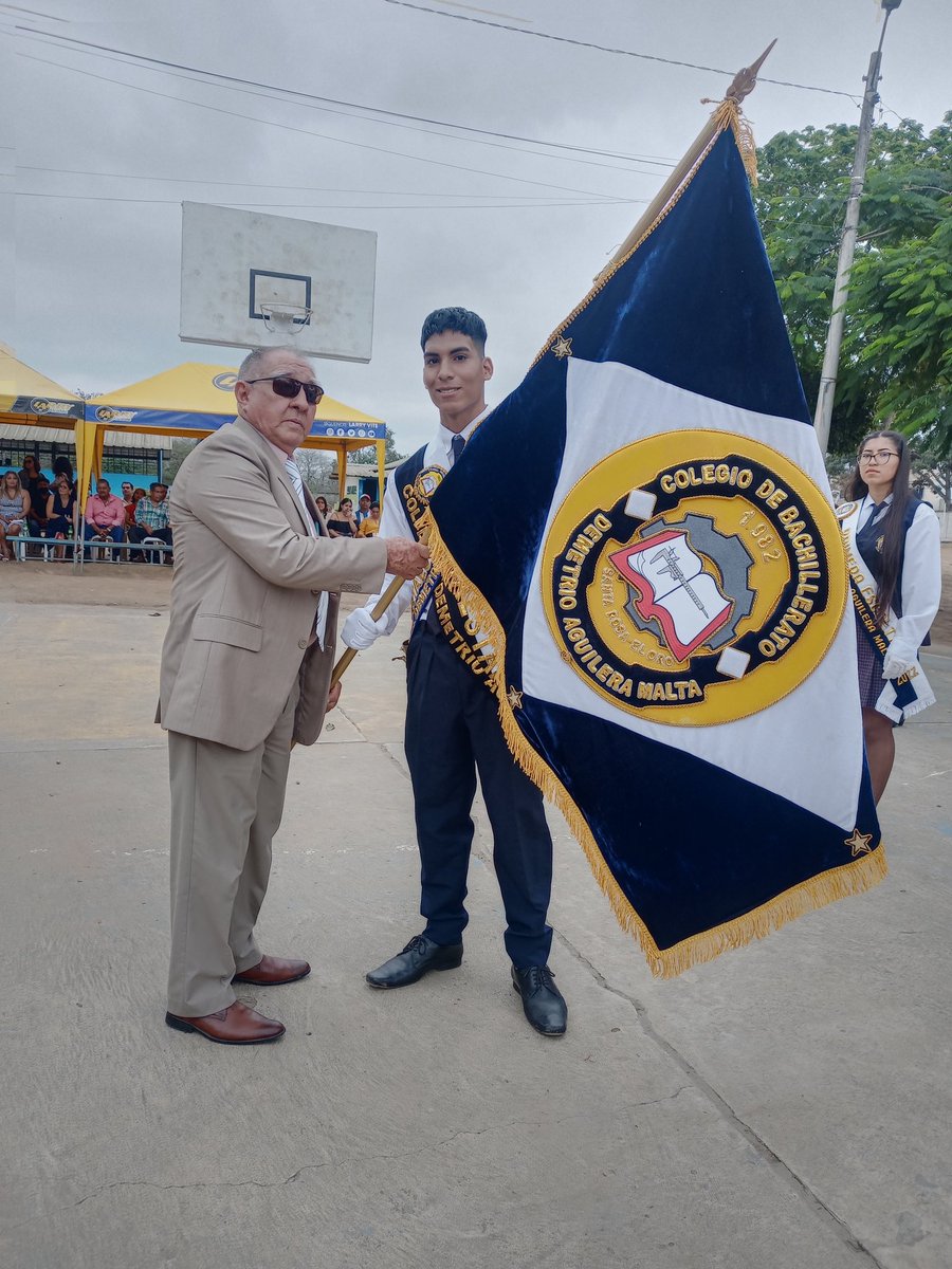 ByronAToledoC's tweet photo. #Distrito07D06Educación Estudiantes del Colegio de Bachillerato Demetrio Aguilera Malta rinden homenaje en el #DíaDeLaBanderaEc, 100 Jóvenes realizaron el acto solemne de #JuramentoBanderaEc. @camiloaep
@mariabrownp https://t.co/QNTmAwsMqa