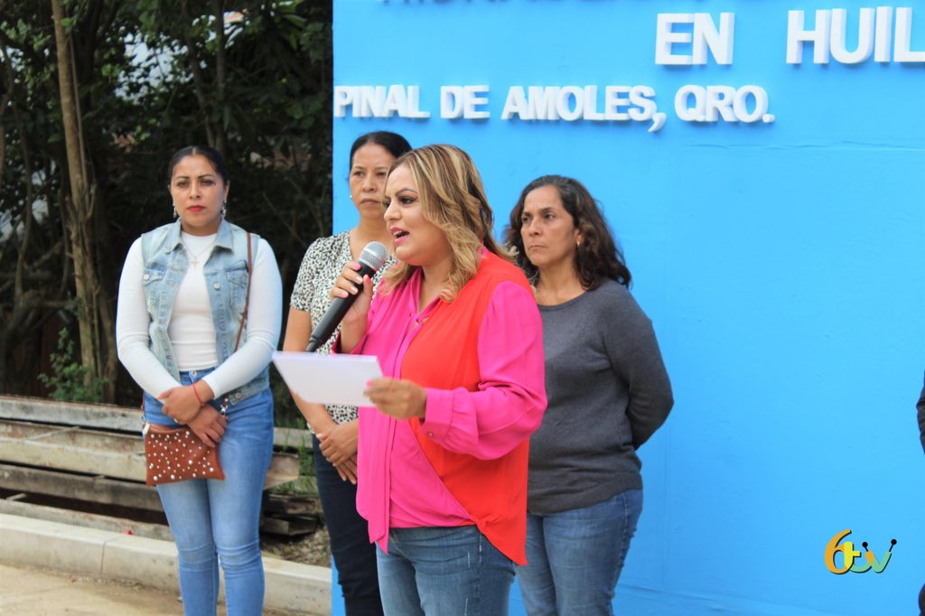 SEIStelevision's tweet image. 📸 𝟲𝗧𝗩 #Entérate ➡️ Lupita Ramírez Plaza realiza entrega de rampa de acceso en la comunidad de 𝗛𝘂𝗶𝗹𝗼𝘁𝗹𝗮. 

•Dicha obra tiene como inversión la cantidad de 990 mil pesos, del programa FISMDF -2022, dónde se dignificó la rampa de acceso principal en Huilotla.

#6TV