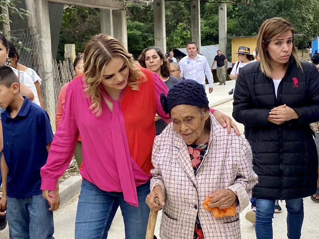 SEIStelevision's tweet image. 📸 𝟲𝗧𝗩 #Entérate ➡️ Lupita Ramírez Plaza realiza entrega de rampa de acceso en la comunidad de 𝗛𝘂𝗶𝗹𝗼𝘁𝗹𝗮. 

•Dicha obra tiene como inversión la cantidad de 990 mil pesos, del programa FISMDF -2022, dónde se dignificó la rampa de acceso principal en Huilotla.

#6TV