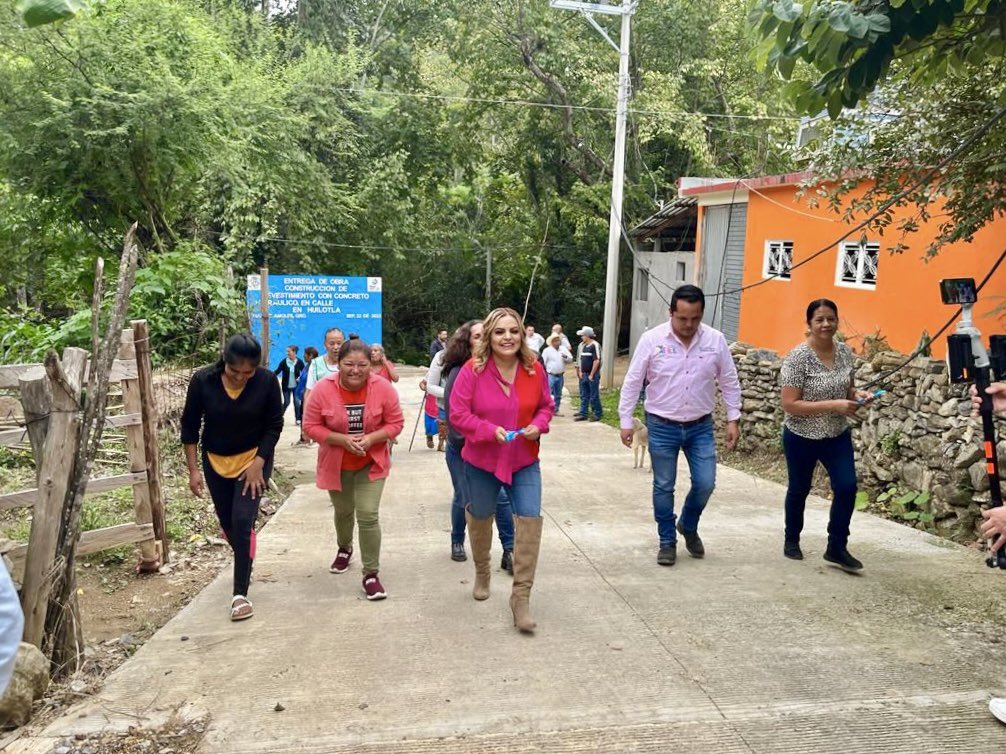 SEIStelevision's tweet image. 📸 𝟲𝗧𝗩 #Entérate ➡️ Lupita Ramírez Plaza realiza entrega de rampa de acceso en la comunidad de 𝗛𝘂𝗶𝗹𝗼𝘁𝗹𝗮. 

•Dicha obra tiene como inversión la cantidad de 990 mil pesos, del programa FISMDF -2022, dónde se dignificó la rampa de acceso principal en Huilotla.

#6TV