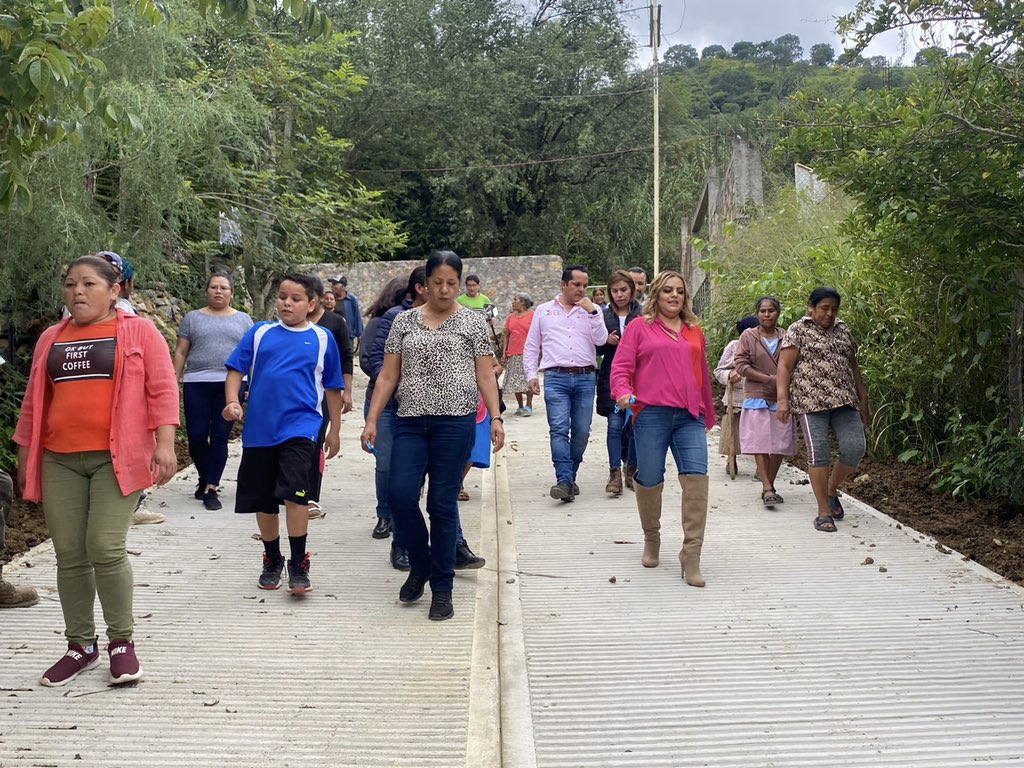 SEIStelevision's tweet image. 📸 𝟲𝗧𝗩 #Entérate ➡️ Lupita Ramírez Plaza realiza entrega de rampa de acceso en la comunidad de 𝗛𝘂𝗶𝗹𝗼𝘁𝗹𝗮. 

•Dicha obra tiene como inversión la cantidad de 990 mil pesos, del programa FISMDF -2022, dónde se dignificó la rampa de acceso principal en Huilotla.

#6TV