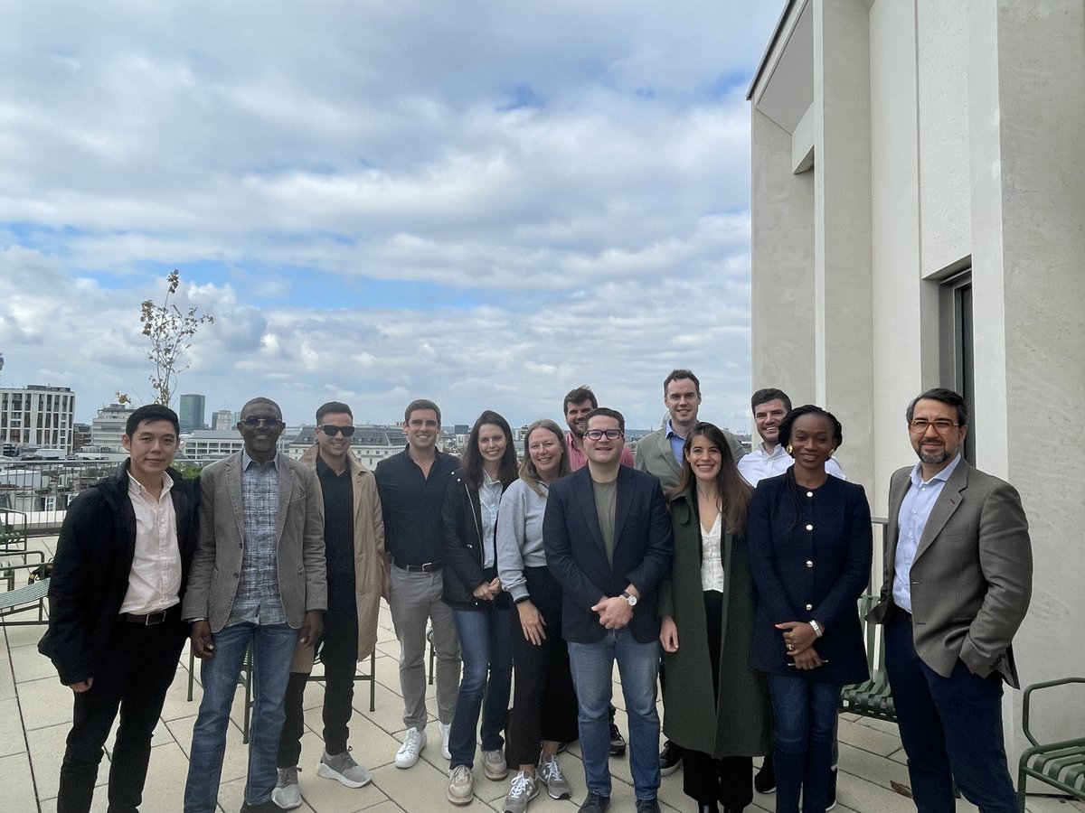 LSEMarshall's tweet photo. 🎓 Reuniting with some of our 2021 graduates last week for our #EMSBE alumni days. 

#LSElife #PartofLSE #LSEAlumni https://t.co/er2BWP3McP