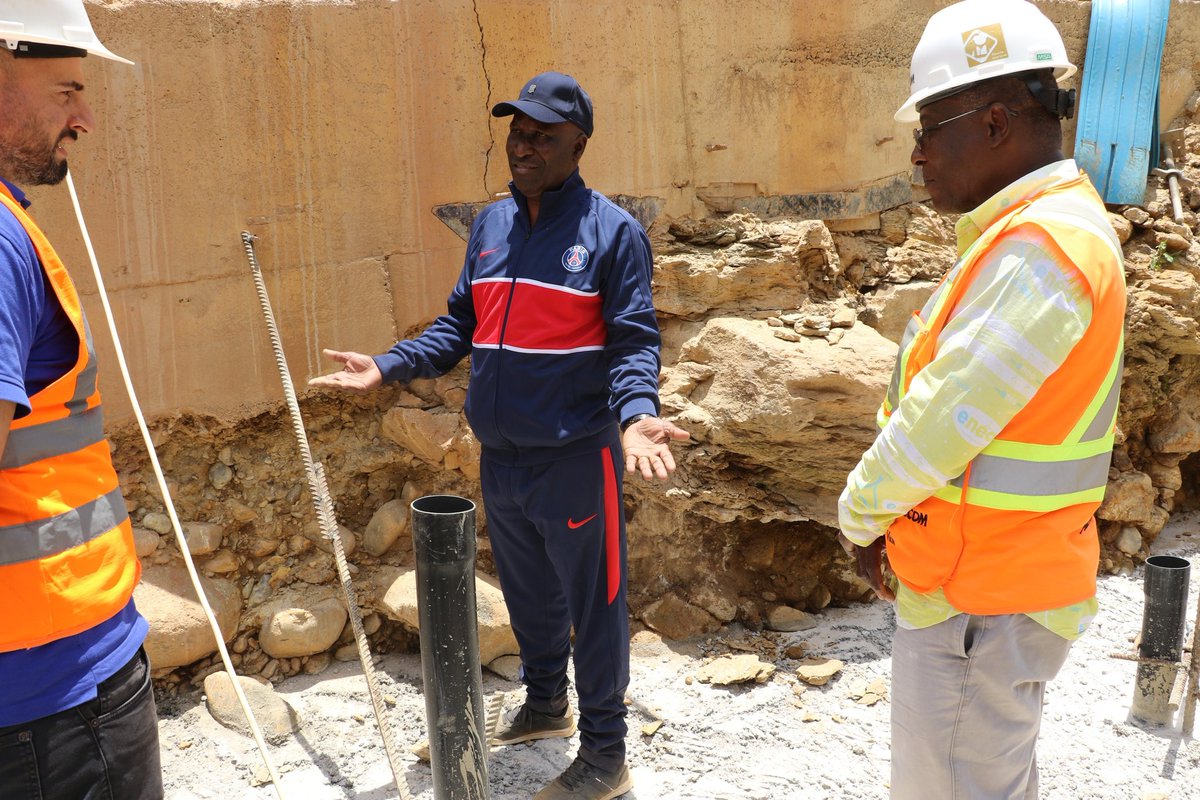 #Burundi,visite improvisée de SE le 1er Ministre,Lt-Gen Pol #Ndirakobuca Gervais aux barrages hydroélectrique de Jiji-Murambwe en construction à <a href="/Province_Bururi/">Province BURURI</a>.Il a déjà constaté la présence des fissures et il  a recommandé  à l'entreprise de les corriger le plutôt possible.