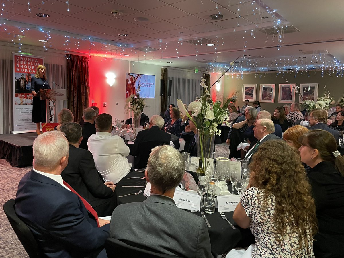 Great speech by the First Minister of Wales <a href="/MarkDrakeford/">Mark Drakeford 🏴󠁧󠁢󠁷󠁬󠁳󠁿</a> for sharing memories of Rhodri Morgan at the <a href="/RhodriStatue/">Rhodri Morgan Statue Fund</a> fundraising dinner. Thanks to our sponsors <a href="/BangorUni/">Bangor University</a> @GlyndwrUni <a href="/AberUni/">Aberystwyth University</a>