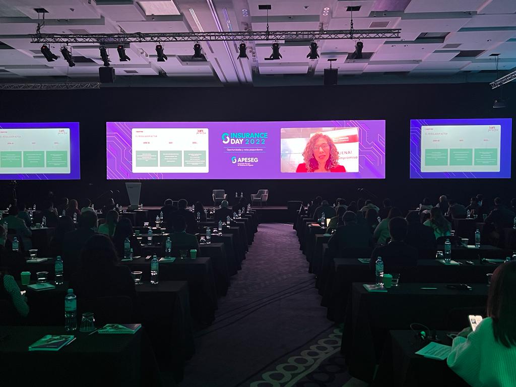 MAPFRE_PE's tweet photo. Mónica Zuleta, Directora Corporativa de Sostenibilidad del Grupo Mapfre, explica los retos de la industria aseguradora en torno gobierno ambiental, social y corporativo. Sigue el #InsuranceDay2022 EN VIVO 🔴 aquí👉🏼 https://t.co/0k3bwGqUmz. https://t.co/HFc0LdHXdp