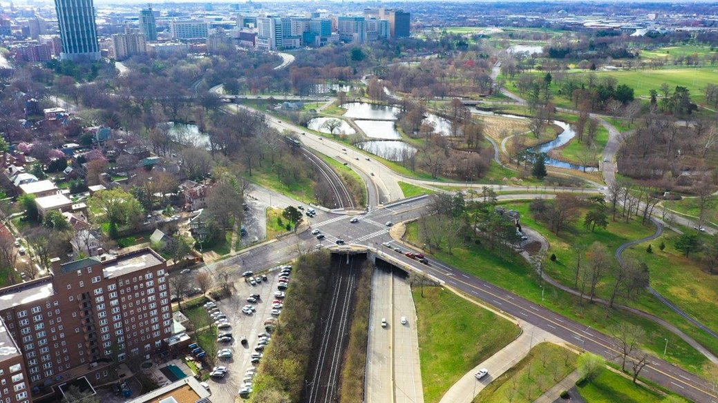 The @stlcsb is seeking the public’s input on plans to replace the Union Lindell intersection bridge spanning Forest Park Parkway and the @STLMetro link. Here is the survey  form.jotform.com/222376908032051