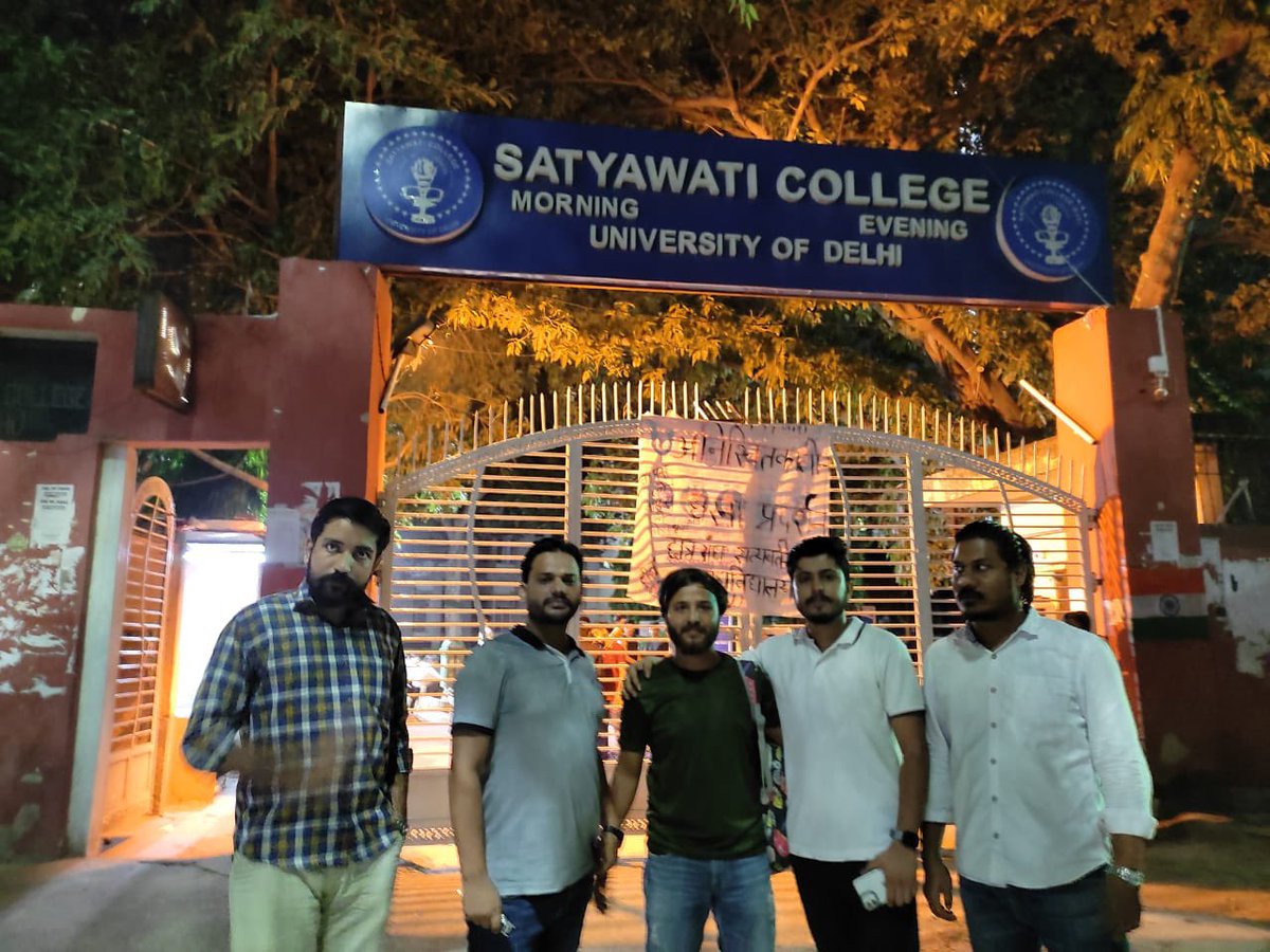 JuberJamia's tweet photo. दिल्ली यूनिवर्सिटी प्रशासन के द्वारा बढ़ाई गयी फ़ीस को लेकर सत्यवती कॉलेज के छात्रों का धरना प्रदर्शन।@BASFOriginal @BhimArmyChief @HimanshuValmi13
छात्र एकता जिंदाबाद ✊
जय भीम इंकलाब जिंदाबाद ✊
#satyawaticollege #delhiuniversity #NEP #rejectFYUP #rejectNEP https://t.co/xwQlePDHnP