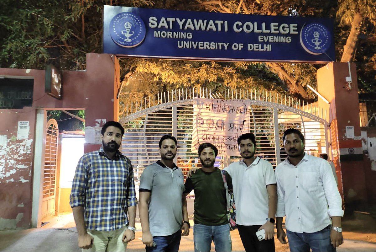 JuberJamia's tweet photo. दिल्ली यूनिवर्सिटी प्रशासन के द्वारा बढ़ाई गयी फ़ीस को लेकर सत्यवती कॉलेज के छात्रों का धरना प्रदर्शन।@BASFOriginal @BhimArmyChief @HimanshuValmi13
छात्र एकता जिंदाबाद ✊
जय भीम इंकलाब जिंदाबाद ✊
#satyawaticollege #delhiuniversity #NEP #rejectFYUP #rejectNEP https://t.co/xwQlePDHnP
