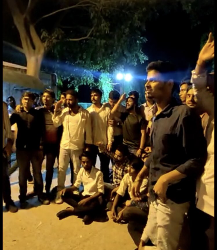 JuberJamia's tweet photo. दिल्ली यूनिवर्सिटी प्रशासन के द्वारा बढ़ाई गयी फ़ीस को लेकर सत्यवती कॉलेज के छात्रों का धरना प्रदर्शन।@BASFOriginal @BhimArmyChief @HimanshuValmi13
छात्र एकता जिंदाबाद ✊
जय भीम इंकलाब जिंदाबाद ✊
#satyawaticollege #delhiuniversity #NEP #rejectFYUP #rejectNEP https://t.co/xwQlePDHnP