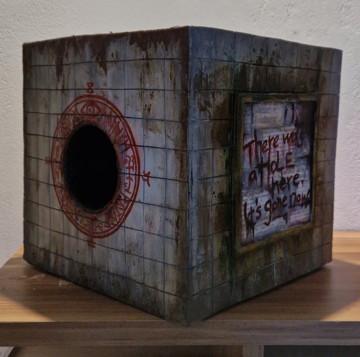 Minus10DegreesC's tweet photo. I'm currently working on this little project. Each side shall represent one of the four first Silent Hill games. What should I do for 1 and 3? Any ideas? 👀 (Shouldn't be something too crazy 🙈) https://t.co/mVxewB47Hl