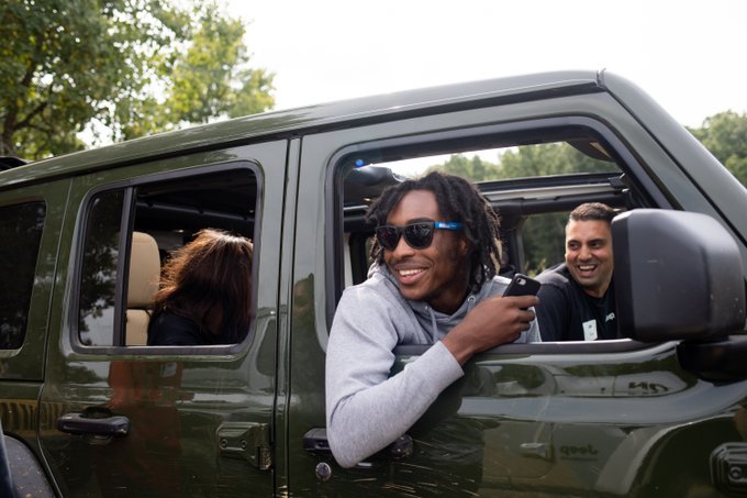 StellantisNAEsp's tweet photo. Los estudiantes de la academia @JRLADetroit disfrutaron de un recorrido todoterreno con el fundador @JalenRose y el responsable de @Jeep Norteamérica Jim Morrison durante el #Detroit4Fest de la pasada semana en Mt. Holly, #Michigan. @Jeepeando https://t.co/LHxJjO34pT