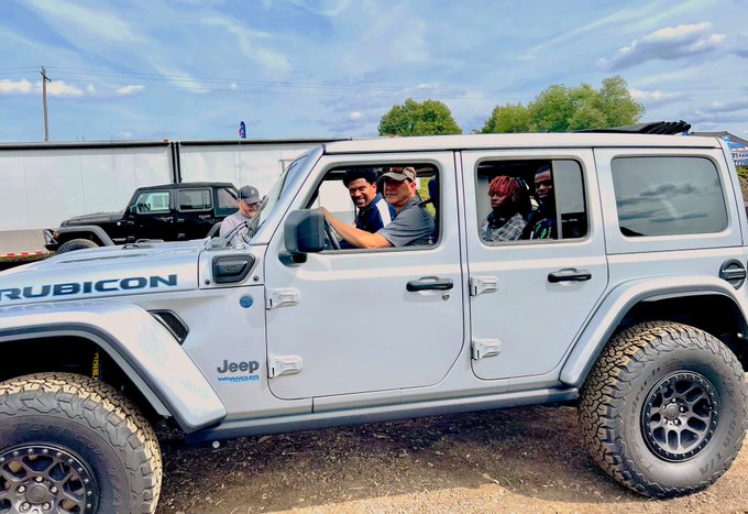 StellantisNAEsp's tweet photo. Los estudiantes de la academia @JRLADetroit disfrutaron de un recorrido todoterreno con el fundador @JalenRose y el responsable de @Jeep Norteamérica Jim Morrison durante el #Detroit4Fest de la pasada semana en Mt. Holly, #Michigan. @Jeepeando https://t.co/LHxJjO34pT