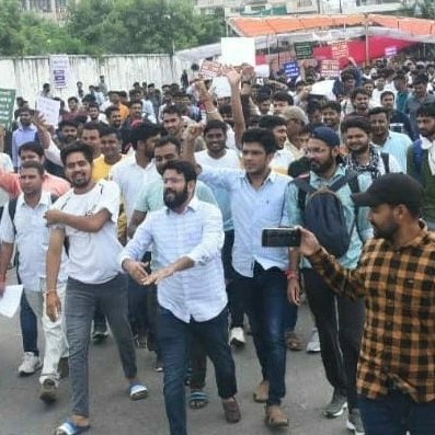 कांग्रेस के तमाम नेता कह रहे है हमें आलाकमान पर भरोसा है और आलाकमान की अंतिम निर्णय लेगा,
और आलाकमान ही सर्वशक्तिमान है l
इसलिए 2 अक्टूबर को गुजरात कूच कर रहे हैं क्योंकि गुजरात के चुनावो पर कांग्रेस आलाकमान की सीधी नजर है
अब हम सीधी टक्कर आलाकमान से लेंगे युवाओ की मांगों के लिए