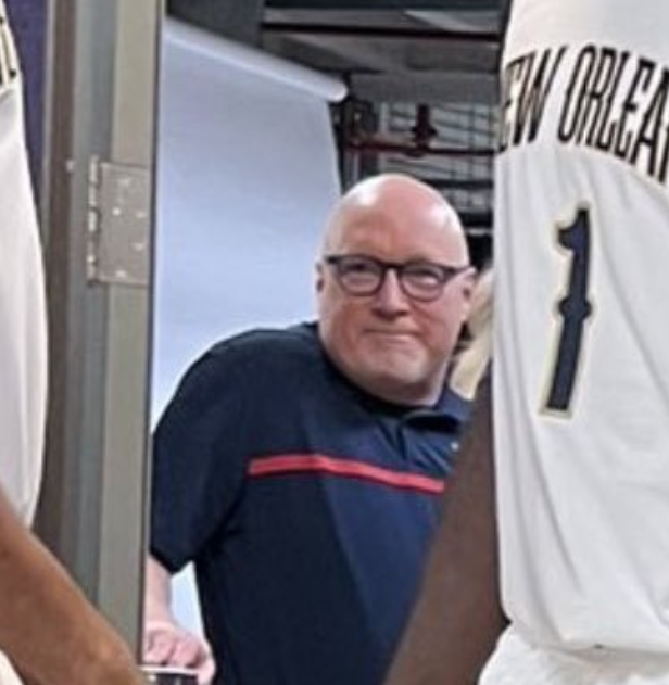 ClutchPoints's tweet photo. Pelicans GM David Griffin looking at CJ McCollum and Zion Williamson 😂

What is he thinking here? https://t.co/62FHLxnWo4