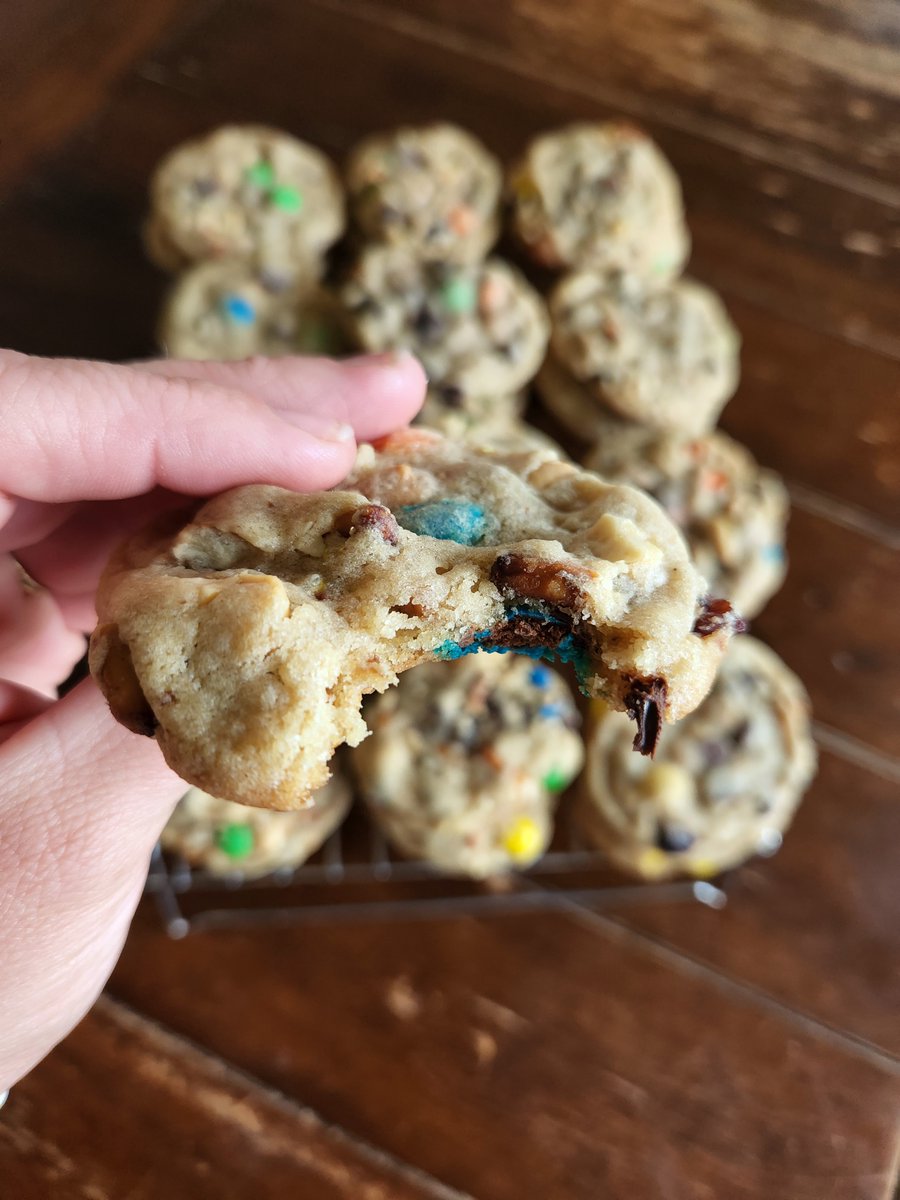 Nothing beats a homemade cookie out in the field during harvest. These Trail Mix Cookies have a little bit of everything in them and you'll love the variety of flavors and textures in each bite: cornbeanspigskids.com/2022/08/trail-… #farmwife #harvest22 #homemade