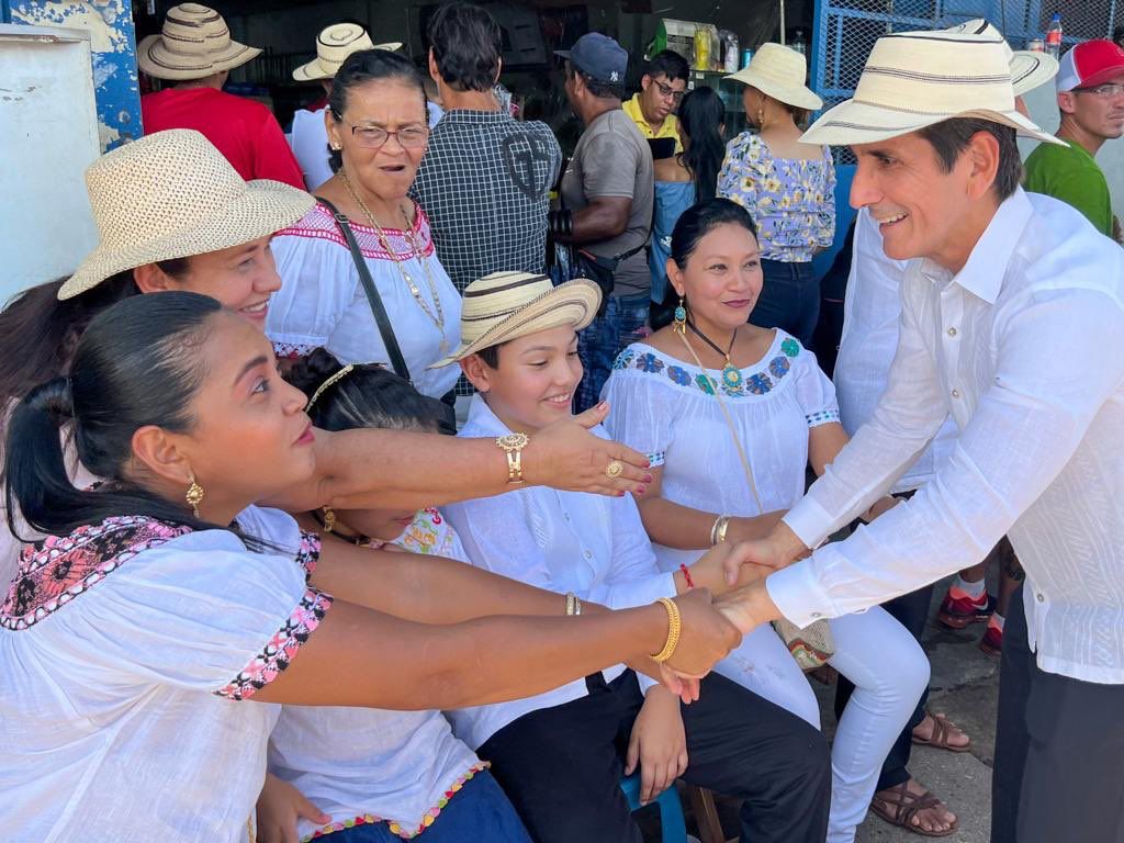 .<a href="/romuloroux/">Rómulo Roux</a> compartió con el pueblo en el Festival de La Mejorana. Un aire lleno de espíritu panameño genuino, que hace que disfrutemos de la tradición y cultura de este gran país.