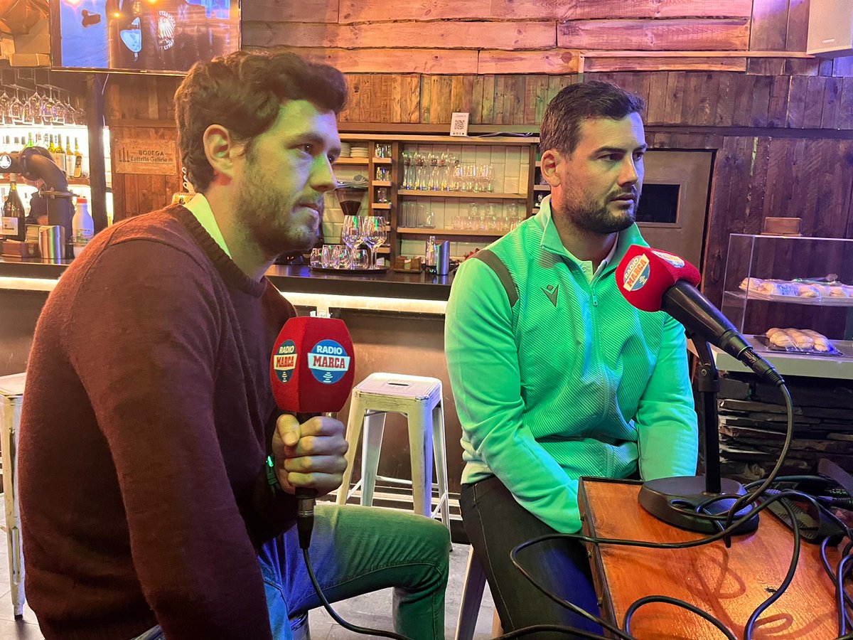 MARCAvalladolid's tweet photo. 🏉 ¡YA suena nuestro PRIMER #ZonaDeMARCA de la temporada desde @BarcoVLL!
🏆 Nos acompañan dos campeones de la #CopaRugby22 con el @silverstorm @Chami_Rugby, Álvaro Gorostiza y Matt Smith
📻 101.5 FM
📱 APP para iOS y Android
💻 https://t.co/hdoH2M9H26 https://t.co/GYOK9vvbmP