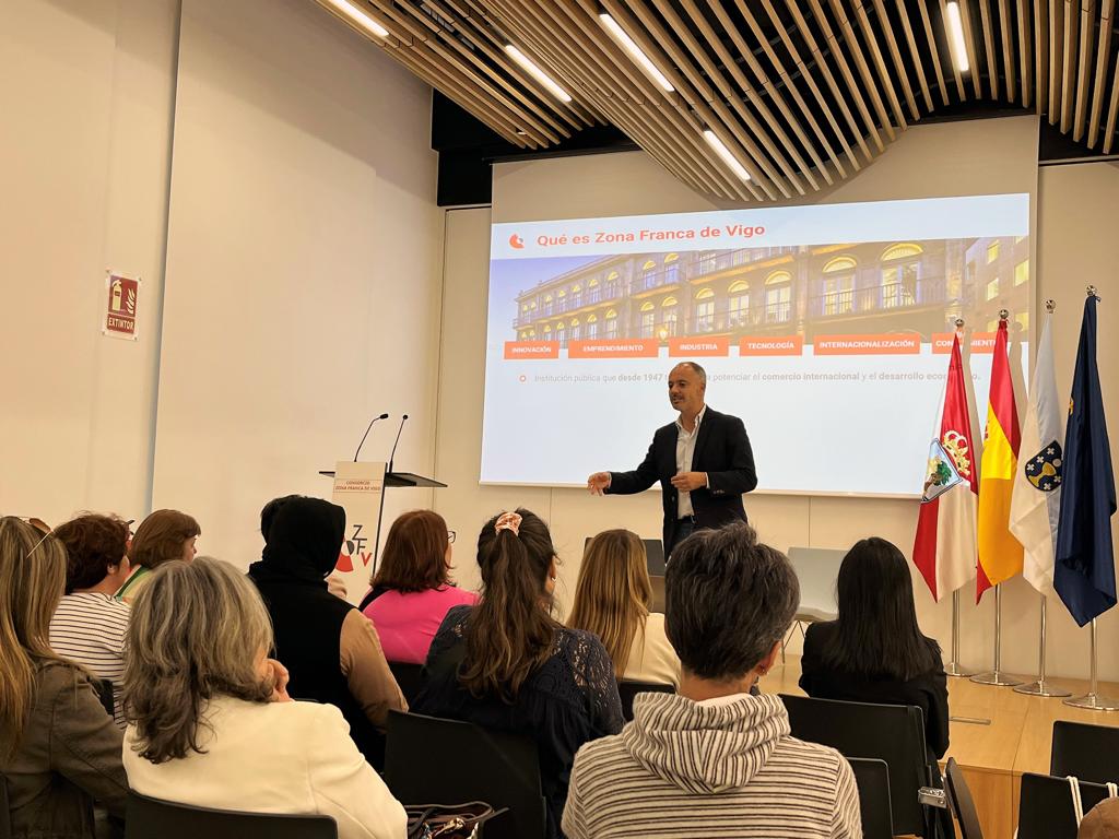 regades's tweet photo. Recibí en Zona Franca al #ProgramaMulleres de #Salceda, #AsNeves y #Salvaterra. Mujeres con muchas ganas de aportar a la sociedad y con muchas ideas. Gracias por la visita. Os merecéis todos los éxitos https://t.co/5GdUI97ZKh