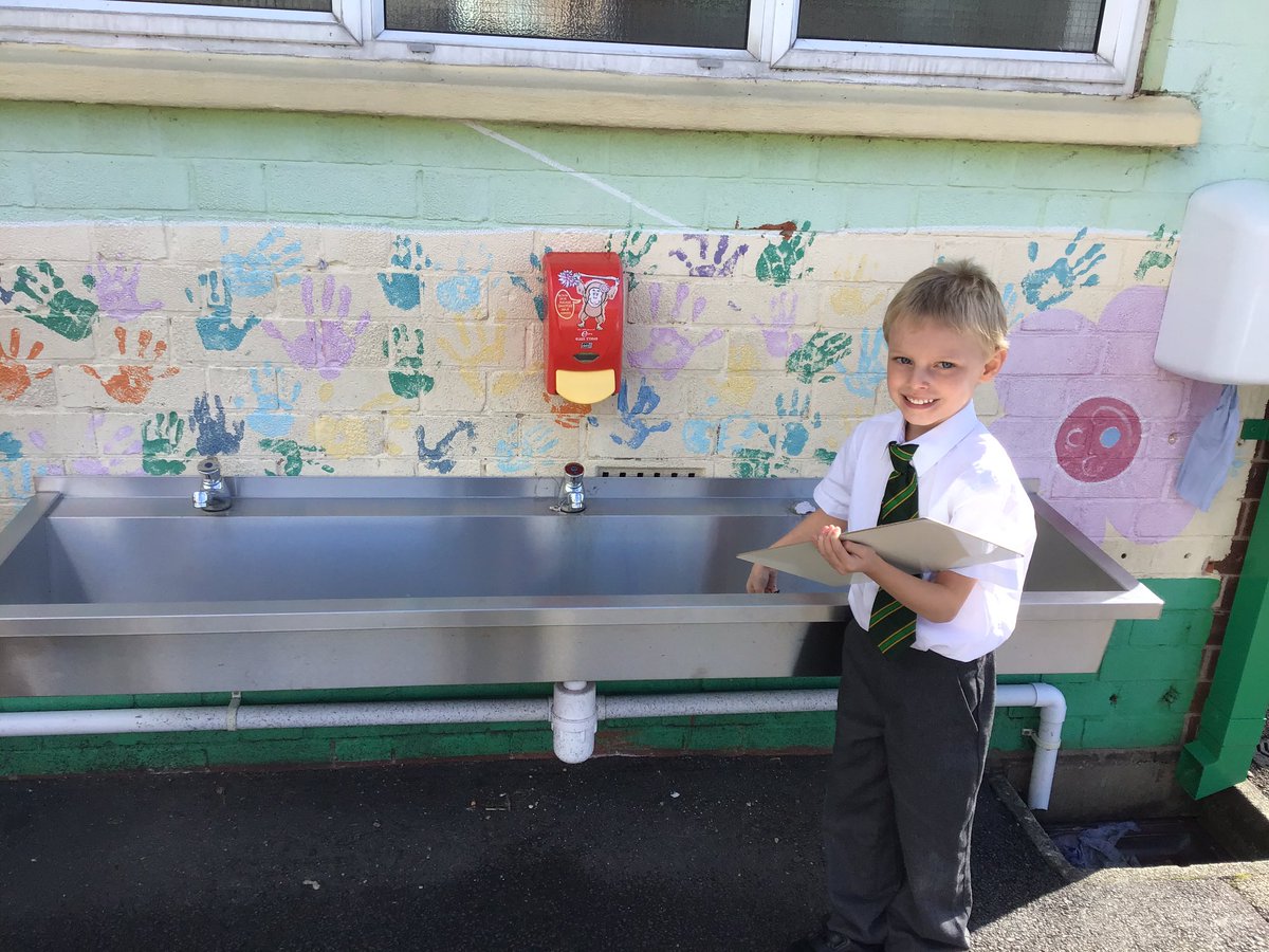 laceygreenpa's tweet image. Year 2 have been exploring different materials found outside. We identified wood, plastic, glass, metal and brick. We then discussed why certain objects were made out of certain materials 🧱🔍 #LGPAScience