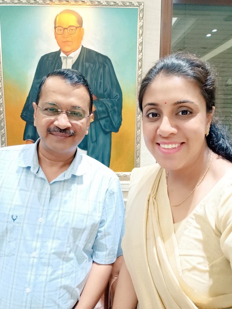 sakshi_aap's tweet photo. आज मेरे आदर्श और दिल्ली के यशस्वी मुख्यमंत्री @AamAadmiParty के संयोजक @ArvindKejriwal जी से शिष्टाचार भेंट की।
हरियाणा में आने वाले समय मैं AAP को किस प्रकार मजबूती दी जाए इस पर चर्चा की।
बहुत ही सरल व्यक्तित्व के धनी माननीय मुख्यमंत्री जी से वार्ता कर एक नई ऊर्जा का संचार हुआ! https://t.co/W6FfACPamo