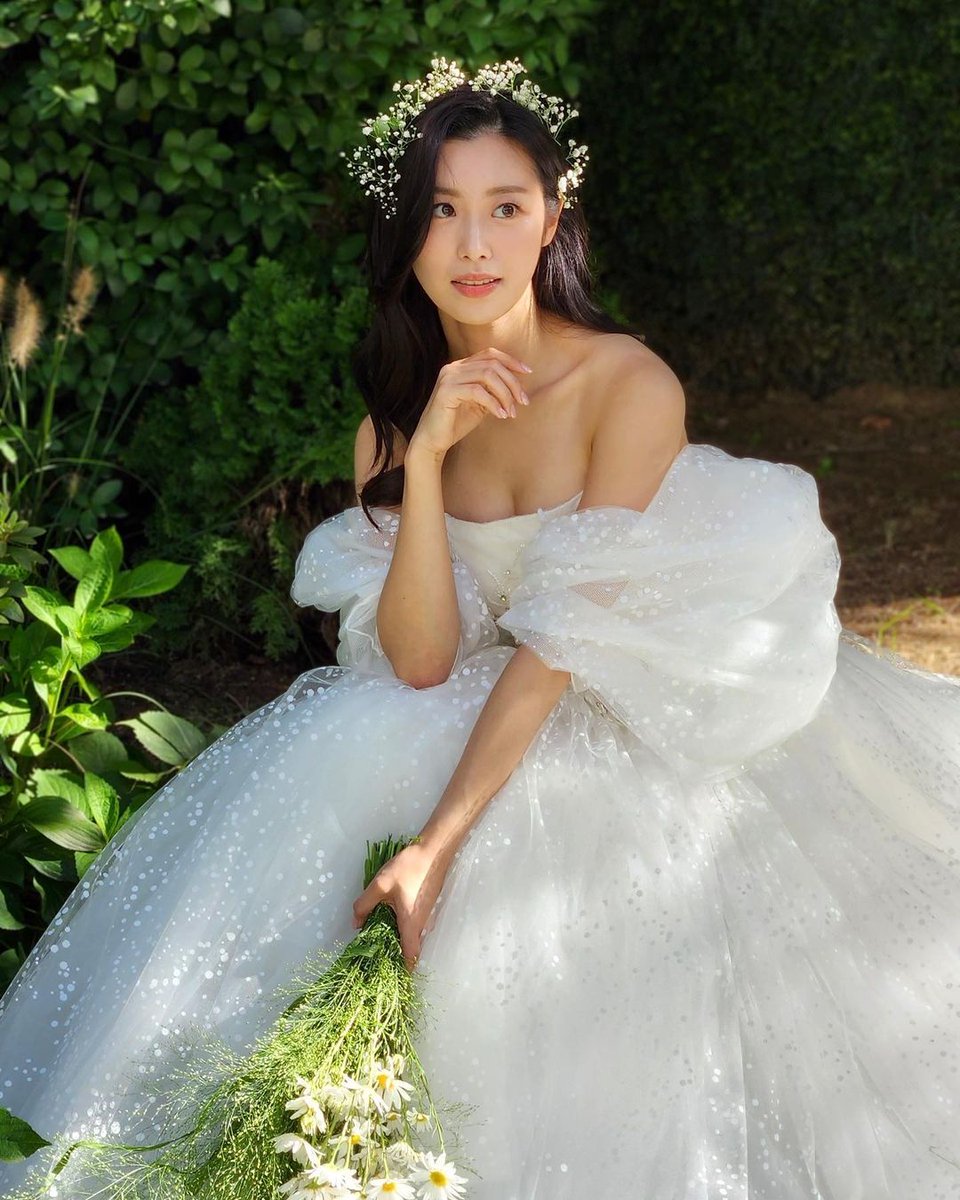 MarcoyMariaMODA's tweet photo. A wonderful look for a lovely day 🤍
@maisonreve_official
#marcoymaria #mymbrides #realbrides #noviasreales #koreanbride #southkorea #coreadelsur #whiteweddingdress #weddingdresses #madeinspain #tenerifemoda #마르코마리아 #웨딩드레스 #수입드레스 #스몰웨딩 #야외웨딩 https://t.co/DU7adP6UVW