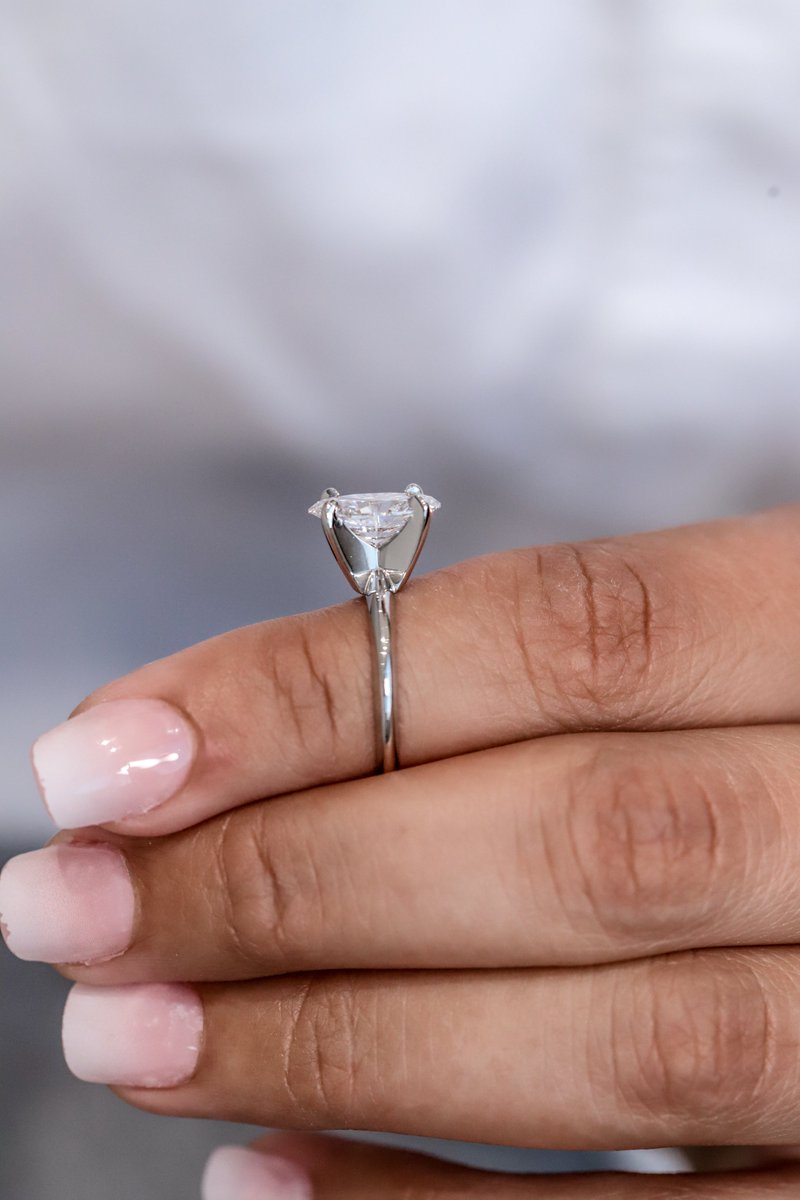 DandGWarehouse's tweet photo. Meet Our Candice Ring!! The Candice Ring is a part of our Manhattan Collection. A 2.02ct Oval Cut Diamond set in a Knife Edge Solitaire Engagement Ring💗
Platinum Band
D/Si2
$20,500
#ovalcutdiamond #engagementring #solitairediamonds #jewelrystoredallas #diamondandgoldwarehouse https://t.co/hIfnmiayg9