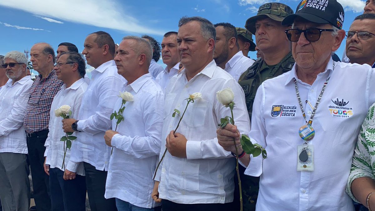 ViceVenezuela's tweet photo. #EnFotos || ¡Llegó el Día! En un acto simbólico y lleno de fraternidad, las autoridades de #Colombia y #Venezuela aplaudieron la reapertura oficial de la frontera colombo-venezolana, hecho histórico que marca una nueva etapa de prosperidad y respeto mutuo entre ambas naciones. https://t.co/CqKUB3WJ8A