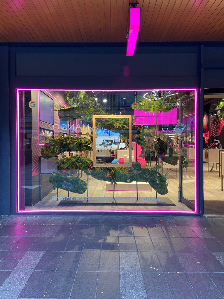 BasVroegop's tweet photo. T-Mobile-winkel in Rotterdam suggereert dat er “iets bijzonders komt” op de dag van Googles hardware-event. 

Ik denk: we krijgen volgende week ein-de-lijk Pixel-telefoons in Nederland. 👀 https://t.co/7bwn4Offgi