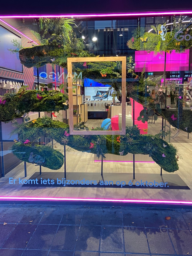 BasVroegop's tweet photo. T-Mobile-winkel in Rotterdam suggereert dat er “iets bijzonders komt” op de dag van Googles hardware-event. 

Ik denk: we krijgen volgende week ein-de-lijk Pixel-telefoons in Nederland. 👀 https://t.co/7bwn4Offgi