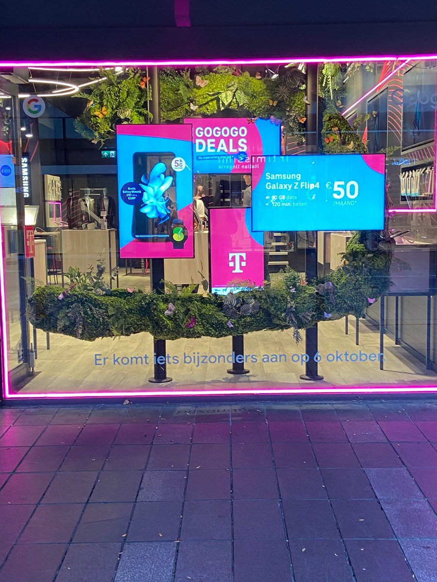 BasVroegop's tweet photo. T-Mobile-winkel in Rotterdam suggereert dat er “iets bijzonders komt” op de dag van Googles hardware-event. 

Ik denk: we krijgen volgende week ein-de-lijk Pixel-telefoons in Nederland. 👀 https://t.co/7bwn4Offgi