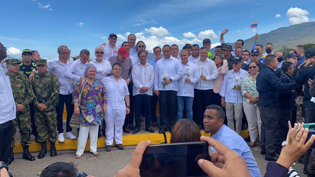 ViceVenezuela's tweet photo. #EnFotos || ¡Llegó el Día! En un acto simbólico y lleno de fraternidad, las autoridades de #Colombia y #Venezuela aplaudieron la reapertura oficial de la frontera colombo-venezolana, hecho histórico que marca una nueva etapa de prosperidad y respeto mutuo entre ambas naciones. https://t.co/CqKUB3WJ8A