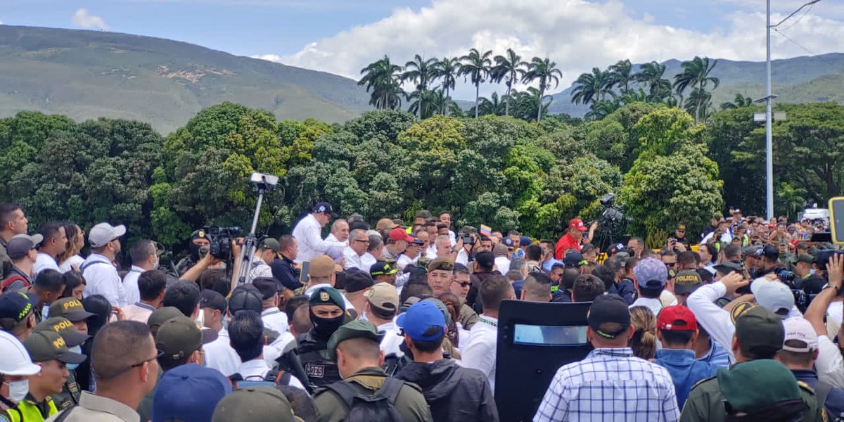 ViceVenezuela's tweet photo. #EnFotos || ¡Llegó el Día! En un acto simbólico y lleno de fraternidad, las autoridades de #Colombia y #Venezuela aplaudieron la reapertura oficial de la frontera colombo-venezolana, hecho histórico que marca una nueva etapa de prosperidad y respeto mutuo entre ambas naciones. https://t.co/CqKUB3WJ8A
