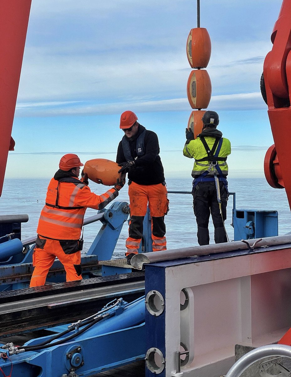 VolkerDiekamp's tweet photo. Final #mebo200 #coring #drilling on #msm111 came back on deck at noon today #marinegeology #oceandrilling #baffinbay #unibremen #lifeatsea https://t.co/s31VZWPSyE