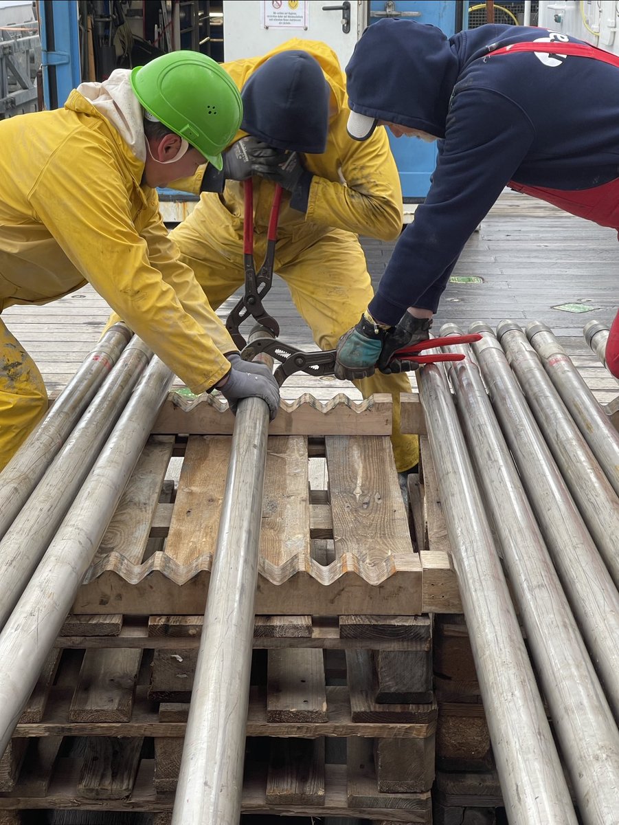 VolkerDiekamp's tweet photo. Final #mebo200 #coring #drilling on #msm111 came back on deck at noon today #marinegeology #oceandrilling #baffinbay #unibremen #lifeatsea https://t.co/s31VZWPSyE
