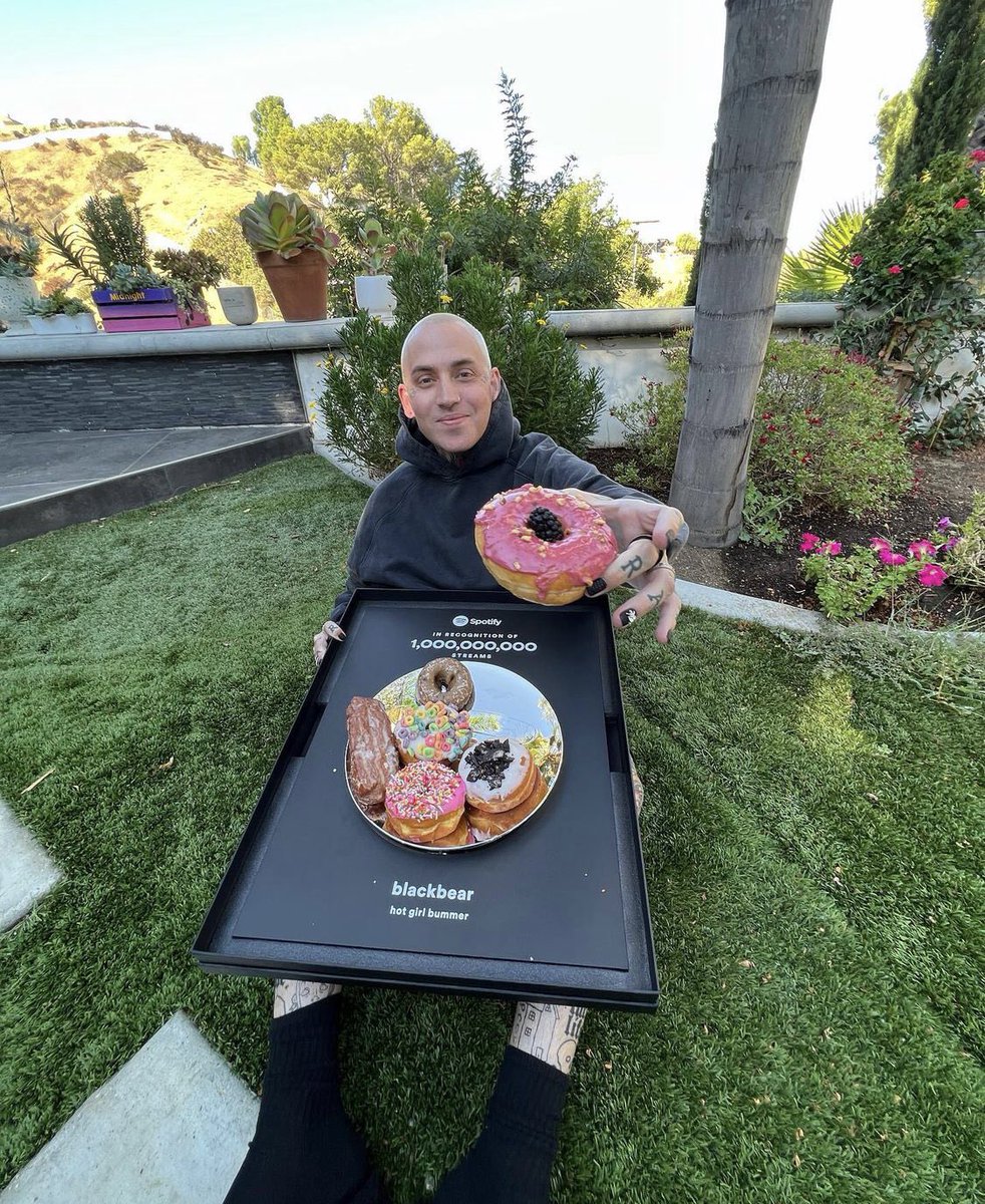 accessbear's tweet image. hot girl bummer 1 BILLION ❤️‍🩹