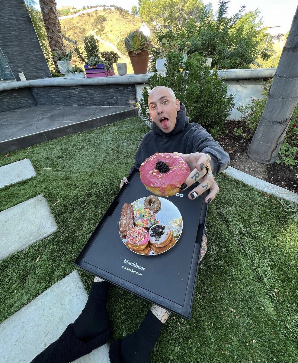 accessbear's tweet image. hot girl bummer 1 BILLION ❤️‍🩹