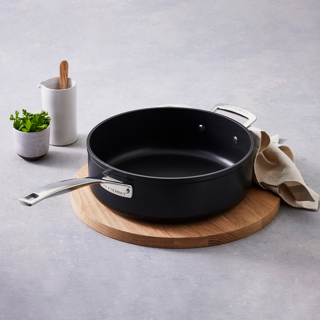 LeCreusetUK's tweet photo. Create quick and tasty one-pan meals with our 28cm Toughened Non-Stick Sauté Pan and save 40%. Shop the #FactoryToTable sale here: https://t.co/4TgW3mUNRz https://t.co/DcPreeytgg