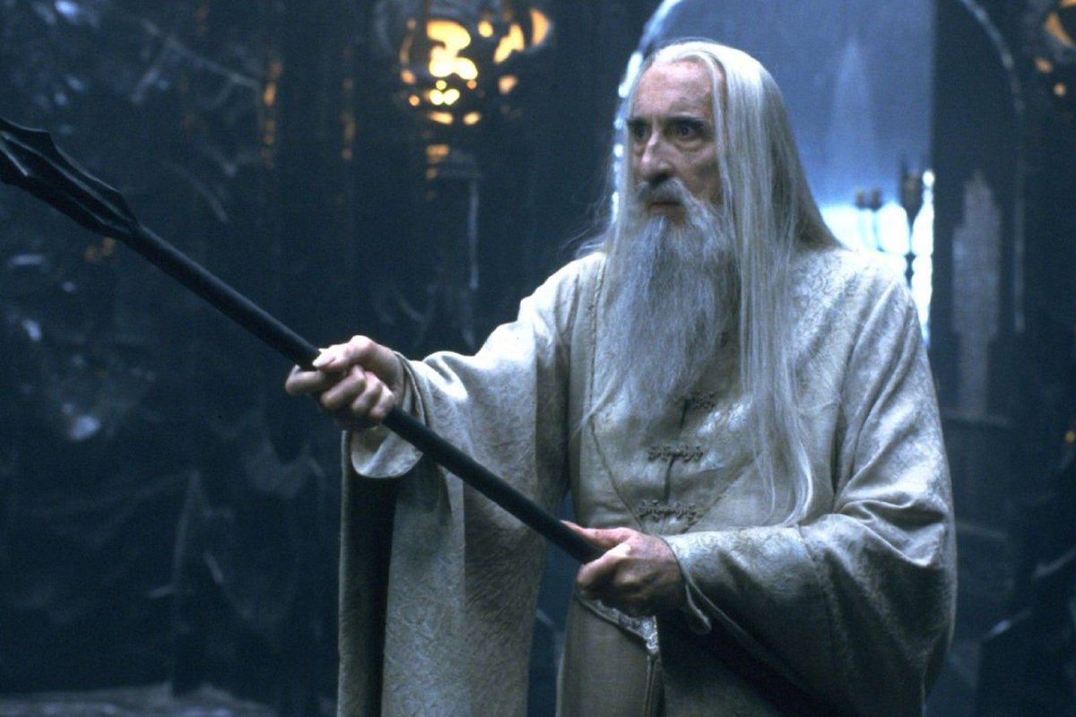 ElMundoTolkien's tweet photo. 🔴Hilo sobre Sir Christopher Lee🔴

- Descendiente de Carlomagno
-Fue parte del equipo de élite de el Servicio Secreto Británico
-Tras la guerra ,ayudó en la captura de Nazis que huyeron.
-Interpretó a Saruman a los 92 años
-Cantó en un grupo de heavy metal a los 88 años ⬇️ https://t.co/eMQbmTMbeH