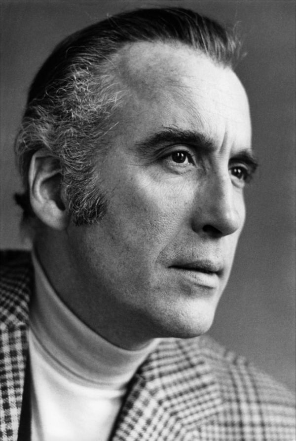 ElMundoTolkien's tweet photo. 🔴Hilo sobre Sir Christopher Lee🔴

- Descendiente de Carlomagno
-Fue parte del equipo de élite de el Servicio Secreto Británico
-Tras la guerra ,ayudó en la captura de Nazis que huyeron.
-Interpretó a Saruman a los 92 años
-Cantó en un grupo de heavy metal a los 88 años ⬇️ https://t.co/eMQbmTMbeH