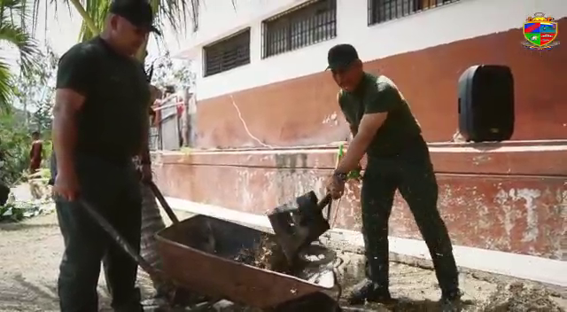 📌#Entérate || Las #BricomilesEnAcción en perfecta #UniónCívicoMilitarPolicial continúan en el territorio nacional, ejecutando labores de mantenimiento, reparaciones y acondicionamiento de las Unidades Educativas. #17AñosCEOFANB