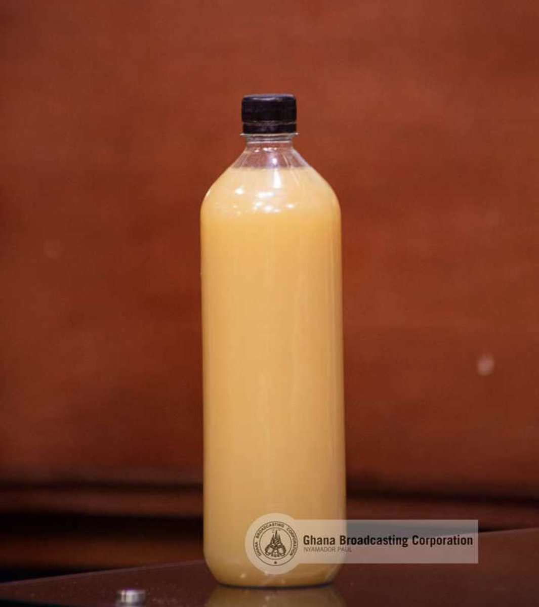 Yaa_Serwaa1's tweet photo. I thought this was pineapple juice, but, it isnโt. This is water! Fetched from River Pra๐ฅบ
Damn!!! #galamsey #riverpra https://t.co/IemUWZsHyL