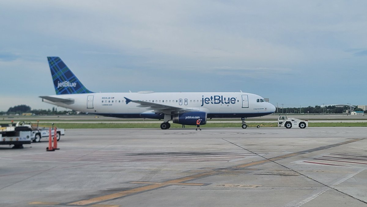 TheHubSports's tweet photo. I'm back!! And The Super Team is dialed in as always!! Another great day in the books. My Team Rocks!! Have an AMAZING day everyone!! #teamb6pbi @HelloJetBlue @JetBlue #jetbluesofly @YQRamos @hawk954 @Alexsto55724631 https://t.co/oAqsug5LgS