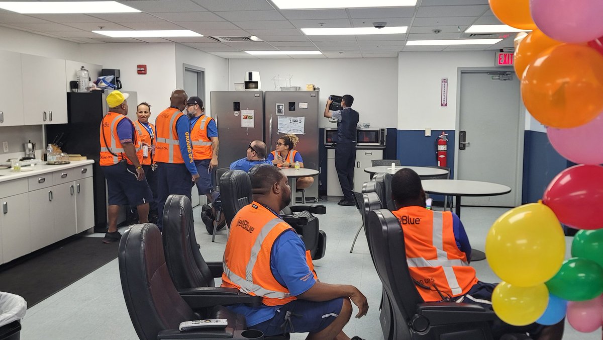 TheHubSports's tweet photo. I'm back!! And The Super Team is dialed in as always!! Another great day in the books. My Team Rocks!! Have an AMAZING day everyone!! #teamb6pbi @HelloJetBlue @JetBlue #jetbluesofly @YQRamos @hawk954 @Alexsto55724631 https://t.co/oAqsug5LgS