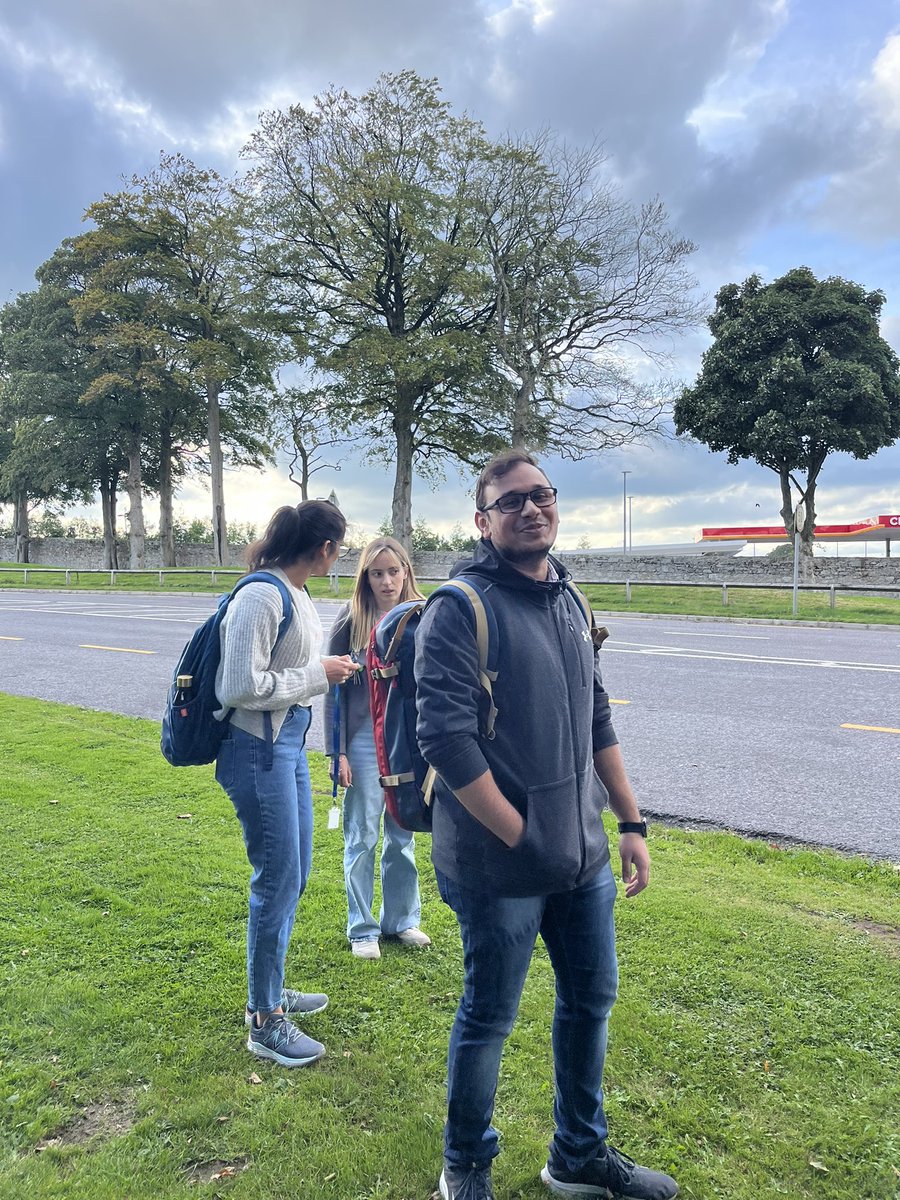 AmyHFitzpatrick's tweet photo. Hey @Buseireann this is the #Moorepark bus crew, saving the world one bus journey at a time 🚌 We would love to have an official bus stop so that we can get to and from the lab safely 👩‍🔬👨🏽‍🔬👩🏻‍🔬. Support Irish science and make out research institute accessible by public transport 🍀 https://t.co/fKAmf2KDS5