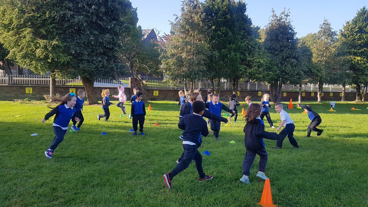 Big thanks to Mark from @StJamesGaels for our GAA training this month 🏐#seniorinfants #GAA