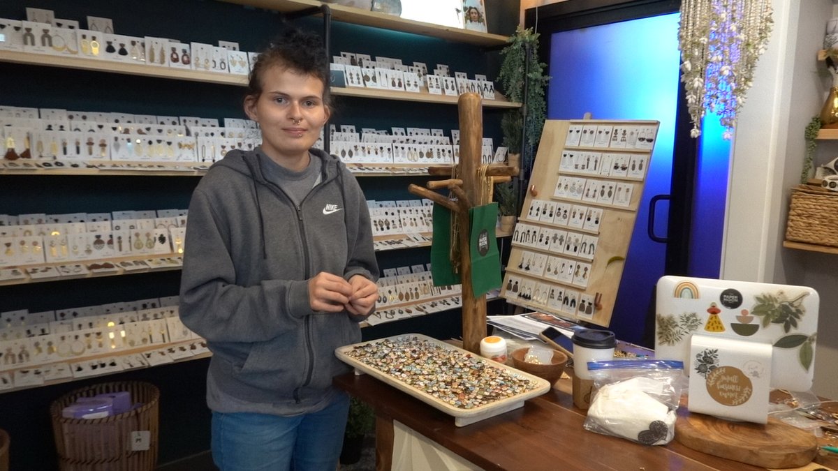 Meet Abby! She's one of the artists selling her designs at the ART SOFO - South Fountain Fine Art Fair on Saturday, from 10 a.m.– 5 p.m. on South Fountain Ave.   Free! Also features a food truck and live music.  youtu.be/UcMzJZddopEhtt…