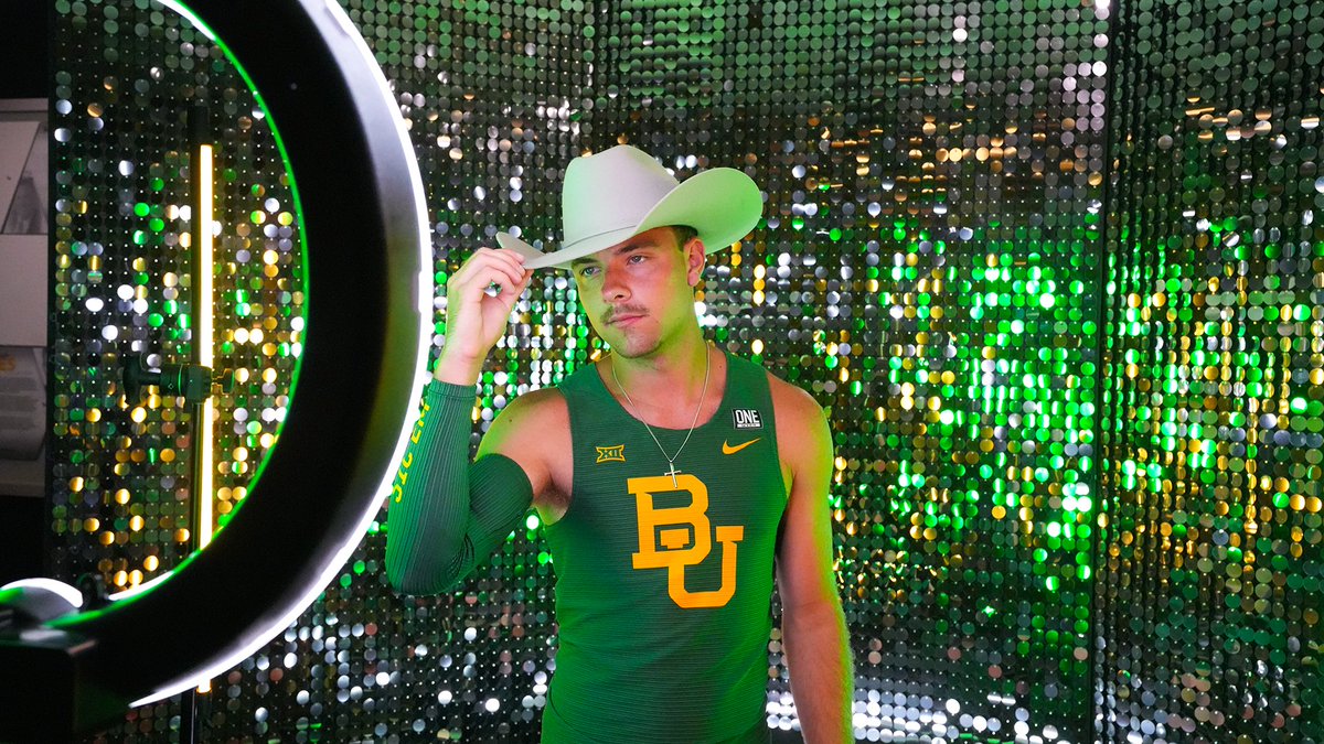 BaylorTrack's tweet photo. Bears in the bright lights 📸

#SicEm 🐻 https://t.co/YoqpDY8OgP