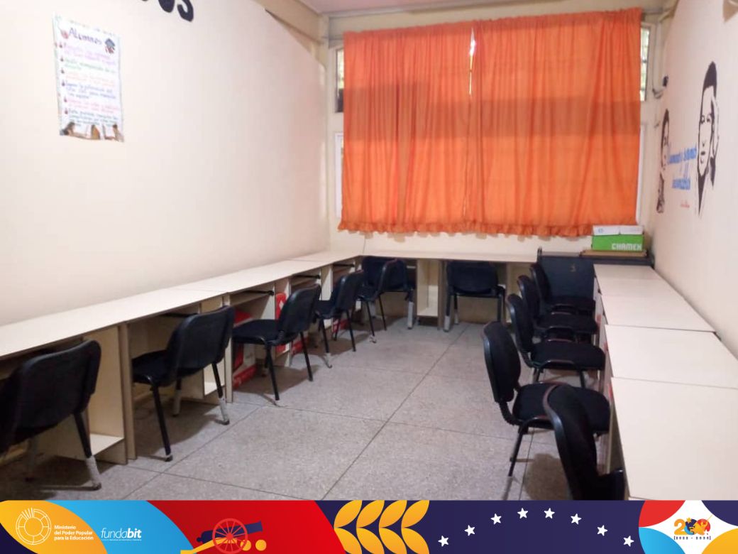 Tutor@s de <a href="/CbitApure/">Fundabit Apure</a> con mucho amor y dedicación realizan una jornada de limpieza de los espacios del del #CBIT Simoncito El Recreo ubicado en el Municipio San Fernando del Edo. Apure,
#NoPodránConVenezuela