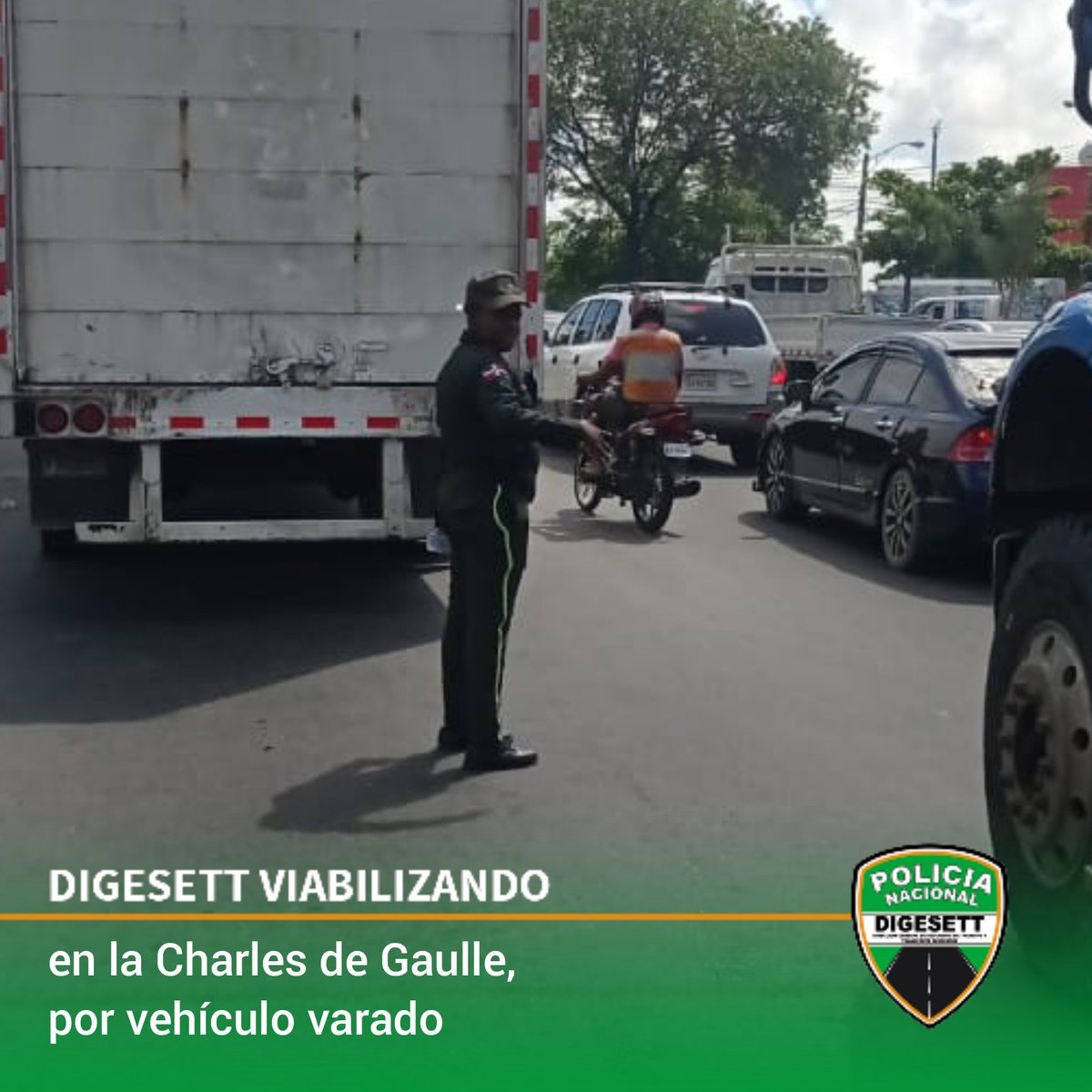 Nuestros agentes 👮🏽‍♀️ 👮🏼‍♂️ viabilizan en la av. Charles de Gaulle, próximo a la calle Héctor J. Díaz, en sentido Oeste - Este, por vehículo varado. #DIGESETTViabiliza